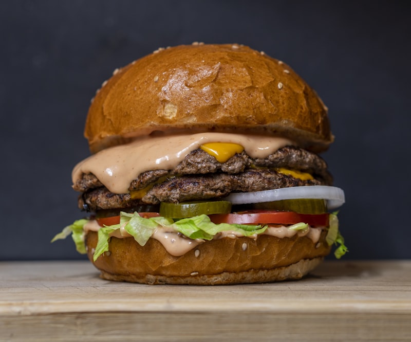 Hamburguesa artesanal con queso derretido