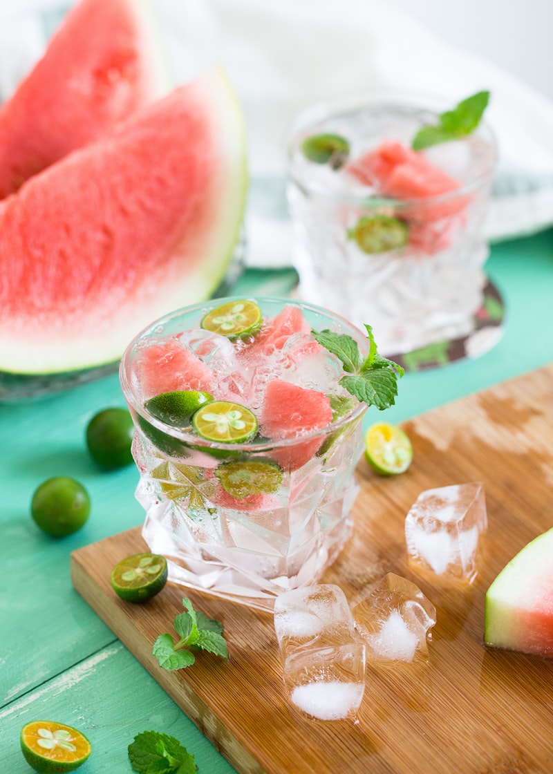 Cóctel con hielo en vaso bajo