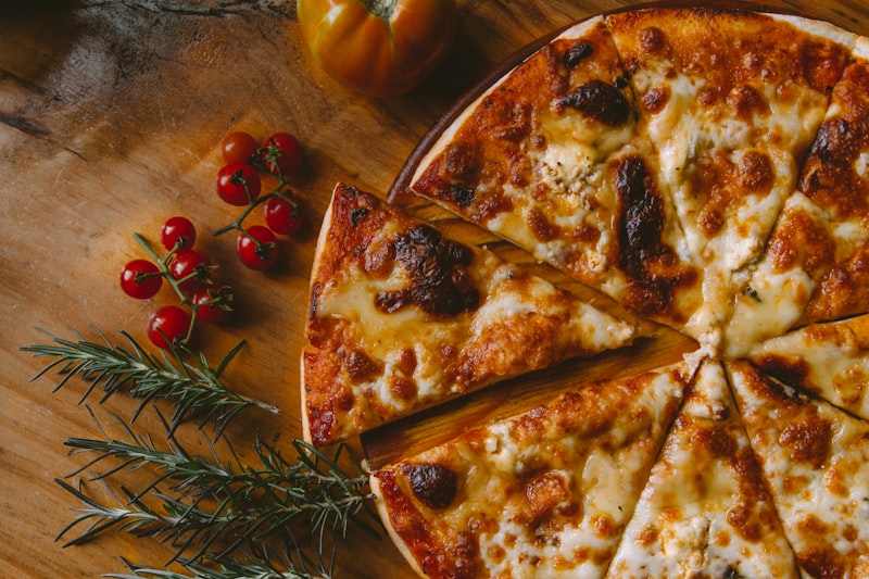 Porción de papas con queso derretido
