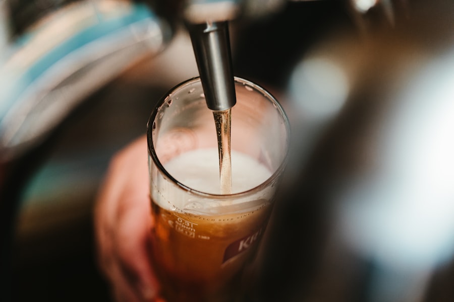 Jarra de cerveza fría con vasos en barra