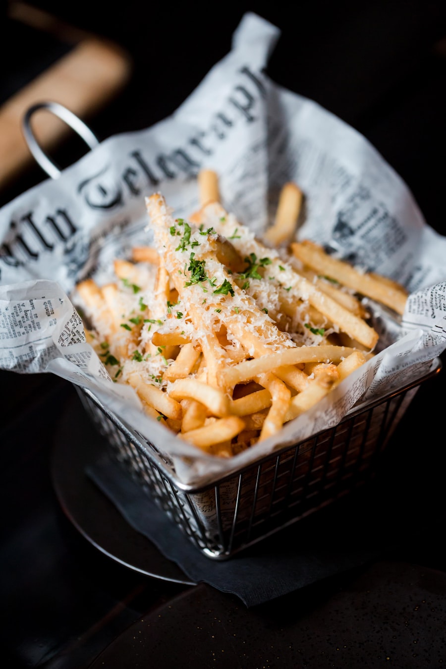 Porción de papas fritas con acompañamientos